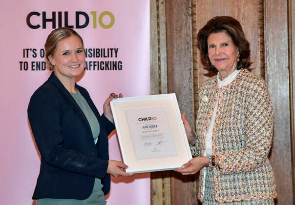 Kajsa Rietz, Lecturer Novahuset, Sweden, receives a diploma from Queen Silvia at the Child10 Prize at the Royal Palace in Stockholm, Sweden 18 October 2021 Photo by Anders Wiklund TT kod 10040 STOCKHOLM Sweden x10040x,  Copyright: xAndersxWiklund TTx QUEEN SILVIA CHILD10