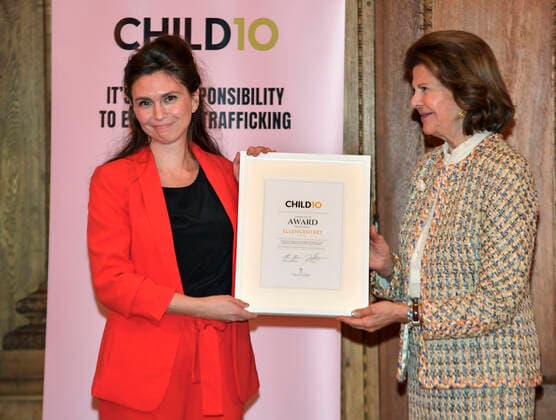 Zandra Kanakaris, Secretary General Ellencentret, Sweden receives a diploma from Queen Silvia at the Child10 Prize at the Royal Palace in Stockholm, Sweden 18 October 2021 Photo by Anders Wiklund TT kod 10040 STOCKHOLM Sweden x10040x,  Copyright: xAndersxWiklund TTx QUEEN SILVIA CHILD10
