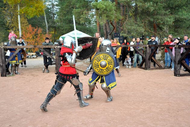 SIEVIERODONETSK, UKRAINE - OCTOBER 17, 2021 - Knights battle in the tilt yard during the historical reenactment festival Eastern Bastion-2021 , Sievierodonetsk, Luhansk Region, eastern Ukraine Historical Reenactment Fest in Sievierodonetsk  Copyright: xOleksiixKovalevx