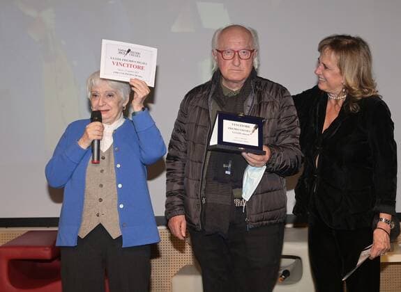 Premio Chiara Buchpreis-Verleihung in Varese Varese, Italy Chiara 2021 Prize final with Antonio Franchini, Carlo Lucarelli and Bianca Pitzorno who wins the 2021 edition with the book Sortilegi by Bompiani In the photo: Bianca Pitzorno who wins the 2021 edition with the book Sortilegi by Bompiani with Bambi Lazzati and Romano Oldrini prize organizers  Copyright: xNickxZonnax xIPAx xNickxZonnax