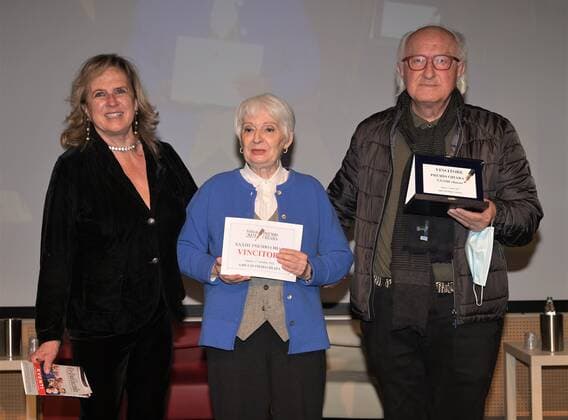 Premio Chiara Buchpreis-Verleihung in Varese Varese, Italy Chiara 2021 Prize final with Antonio Franchini, Carlo Lucarelli and Bianca Pitzorno who wins the 2021 edition with the book Sortilegi by Bompiani In the photo: Bianca Pitzorno who wins the 2021 edition with the book Sortilegi by Bompiani with Bambi Lazzati and Romano Oldrini prize organizers  Copyright: xNickxZonnax xIPAx xNickxZonnax