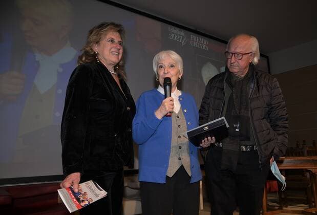 Premio Chiara Buchpreis-Verleihung in Varese Varese, Italy Chiara 2021 Prize final with Antonio Franchini, Carlo Lucarelli and Bianca Pitzorno who wins the 2021 edition with the book Sortilegi by Bompiani In the photo: Bianca Pitzorno who wins the 2021 edition with the book Sortilegi by Bompiani with Bambi Lazzati and Romano Oldrini prize organizers  Copyright: xNickxZonnax xIPAx xNickxZonnax