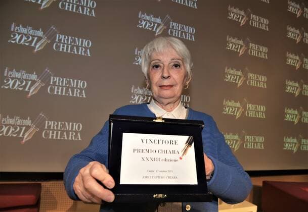 Entertainment Bilder des Tages Premio Chiara Buchpreis-Verleihung in Varese Varese, Italy Chiara 2021 Prize final with Antonio Franchini, Carlo Lucarelli and Bianca Pitzorno winning the 2021 edition with the book Sortilegi by Bompiani In the photo: Bianca Pitzorno winning the 2021 edition with the book Sortilegi by Bompiani  Copyright: xNickxZonnax xIPAx xNickxZonnax