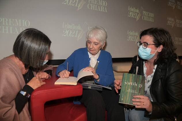 Premio Chiara Buchpreis-Verleihung in Varese Varese, Italy Chiara 2021 Prize final with Antonio Franchini, Carlo Lucarelli and Bianca Pitzorno who wins the 2021 edition with the book Sortilegi by Bompiani In the photo: Bianca Pitzorno who wins the 2021 edition with the book Sortilegi by Bompiani signs book copies  Copyright: xNickxZonnax xIPAx xNickxZonnax