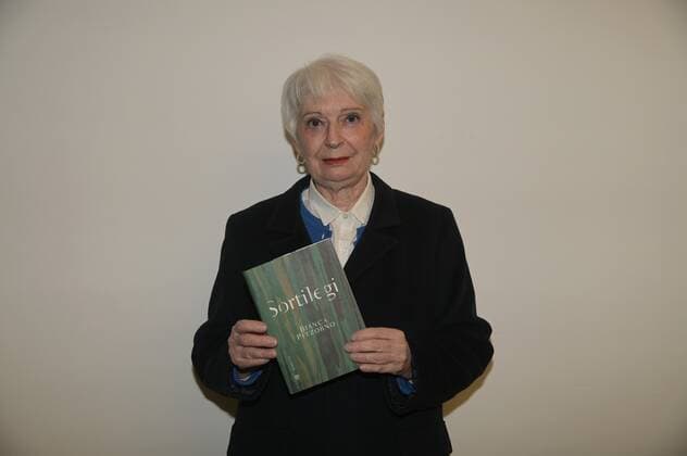 Premio Chiara Buchpreis-Verleihung in Varese Varese, Italy Chiara 2021 Prize final with Antonio Franchini, Carlo Lucarelli and Bianca Pitzorno winning the 2021 edition with the book Sortilegi by Bompiani In the photo: Bianca Pitzorno winning the 2021 edition with the book Sortilegi by Bompiani  Copyright: xNickxZonnax xIPAx xNickxZonnax
