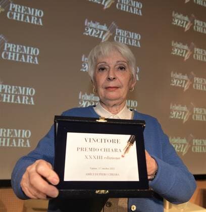 Premio Chiara Buchpreis-Verleihung in Varese Varese, Italy Chiara 2021 Prize final with Antonio Franchini, Carlo Lucarelli and Bianca Pitzorno winning the 2021 edition with the book Sortilegi by Bompiani In the photo: Bianca Pitzorno winning the 2021 edition with the book Sortilegi by Bompiani  Copyright: xNickxZonnax xIPAx xNickxZonnax