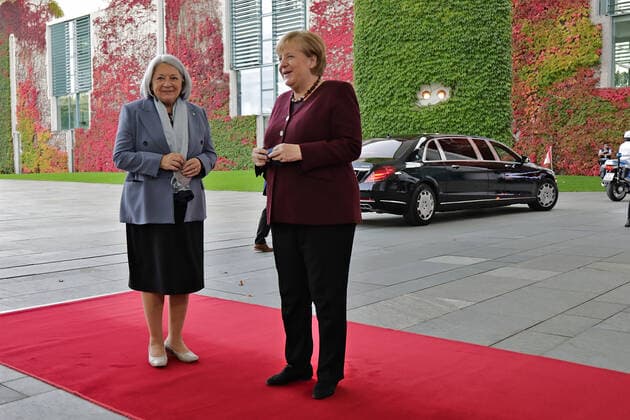 Staatsbesuch der Generalgouverneurin von Kanada in Berlin Staatsbesuch von Mary May Simon, Generalgouverneurin von Kanada, und Whit Fraser in Berlin im Bundeskanzleramt mit Bundeskanzlerin Angela Merkel Berlin Berlin GER