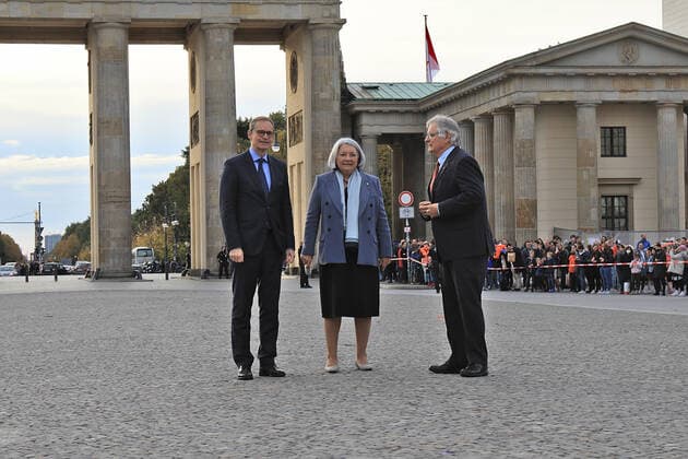 Staatsbesuch der Generalgouverneurin von Kanada in Berlin Staatsbesuch von Mary May Simon, Generalgouverneurin von Kanada, und Whit Fraser in Berlin vor dem Brandenburger Tor mit dem Regierenden Bürgermeister Michael Müller Berlin Berlin GER