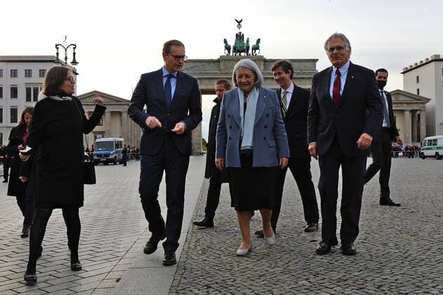 Staatsbesuch der Generalgouverneurin von Kanada in Berlin Staatsbesuch von Mary May Simon, Generalgouverneurin von Kanada, und Whit Fraser in Berlin vor dem Brandenburger Tor mit dem Regierenden Bürgermeister Michael Müller Berlin Berlin GER