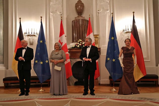 Staatsbesuch der Generalgouverneurin von Kanada in Berlin Staatsbesuch von Mary May Simon, Generalgouverneurin von Kanada, und Whit Fraser in Berlin. Staatsbankett im Schloss Bellevue. Defilee mit Bundespräsident Frank-Walter Steinmeier und Elke Büdenbender Berlin Berlin GER