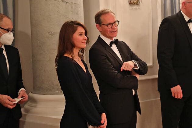 Staatsbesuch der Generalgouverneurin von Kanada in Berlin Regierender Bürgermeister Michael Müller mit Frau beim Defilee im Schloss Belllevue Berlin Berlin GER