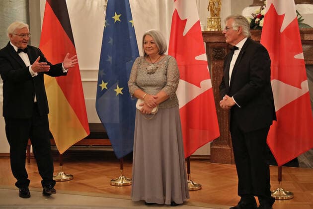 Staatsbesuch der Generalgouverneurin von Kanada in Berlin Staatsbesuch von Mary May Simon, Generalgouverneurin von Kanada, und Whit Fraser in Berlin. Staatsbankett im Schloss Bellevue. Defilee mit Bundespräsident Frank-Walter Steinmeier Berlin Berlin GER