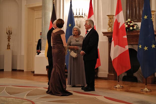 Staatsbesuch der Generalgouverneurin von Kanada in Berlin Staatsbesuch von Mary May Simon, Generalgouverneurin von Kanada, und Whit Fraser in Berlin. Staatsbankett im Schloss Bellevue. Defilee mit Bundespräsident Frank-Walter Steinmeier und Elke Büdenbender Berlin Berlin GER