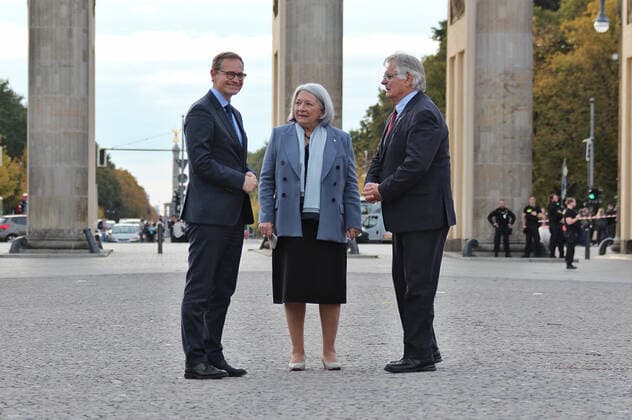Staatsbesuch der Generalgouverneurin von Kanada in Berlin Staatsbesuch von Mary May Simon, Generalgouverneurin von Kanada, und Whit Fraser in Berlin vor dem Brandenburger Tor mit dem Regierenden Bürgermeister Michael Müller Berlin Berlin GER