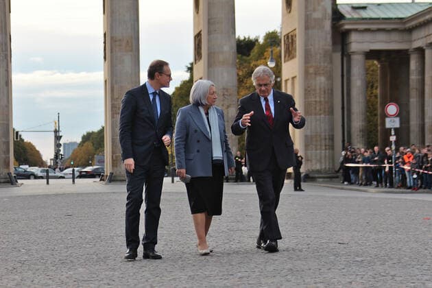 Staatsbesuch der Generalgouverneurin von Kanada in Berlin Staatsbesuch von Mary May Simon, Generalgouverneurin von Kanada, und Whit Fraser in Berlin vor dem Brandenburger Tor mit dem Regierenden Bürgermeister Michael Müller Berlin Berlin GER