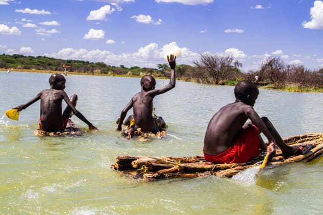 Kenia, Hochwasser des Lake Baringo October 16, 2021, Nakuru, Rift Valley, Kenya: Boys doing fishing are seen sailing in a traditional balsa wood raft in Lake Baringo..The flooding situation in Rift Valley lakes exacerbated by climate change has led to displacement of thousands of people from their homes and work. There are growing calls for world leaders to put more effort in addressing the effects of climate change. Communities living near the catchment areas in the global south are the most affected. Nakuru Kenya - ZUMAs197 20211016_zaa_s197_388 Copyright: xJamesxWakibiax