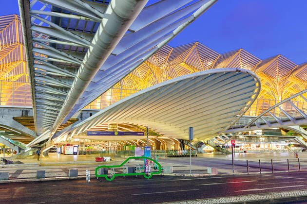 Architektur von Santiago Calatrava Bahnhof Lissabon Lisboa Oriente in Portugal moderne Eisenbahn Bahn Architektur bei Nacht Lissabon, Portugal - 25. September 2021: Bahnhof Lissabon Lisboa Oriente moderne Eisenbahn Bahn Architektur bei Nacht in Lissabon, Portugal. *** Lisbon Lisboa Oriente train station in Portugal modern railway railway architecture at night Lisbon, Portugal 25 September 2021 Lisbon Lisboa Oriente train station modern railway architecture at night in Lisbon, Portugal
