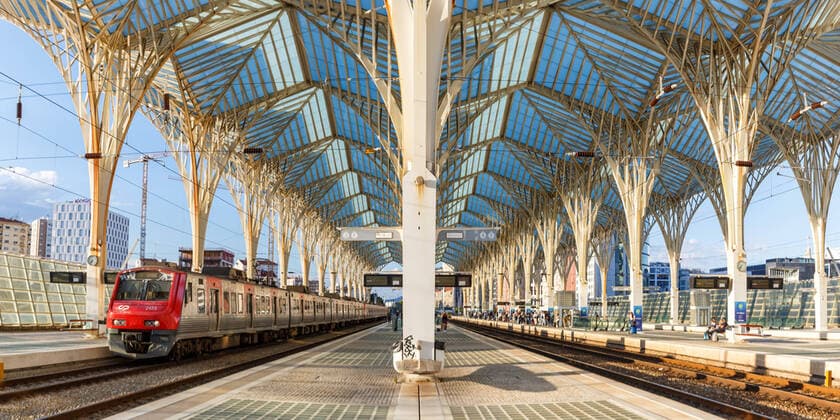 Architektur von Santiago Calatrava Zug im Bahnhof Lissabon Lisboa Oriente in Portugal Panorama moderne Eisenbahn Bahn Architektur Lissabon, Portugal - 23. September 2021: Zug im Bahnhof Lissabon Lisboa Oriente Panorama moderne Eisenbahn Bahn Architektur in Lissabon, Portugal. *** Train in Lisbon Lisboa Oriente station in Portugal panorama modern railway railway architecture Lisbon, Portugal 23 September 2021 Train in Lisbon Lisboa Oriente station panorama modern railway railway architecture in Lisbon, Portugal