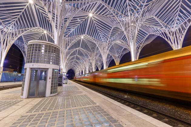 Zug im Bahnhof Lissabon Lisboa Oriente in Portugal moderne Eisenbahn Bahn Architektur bei Nacht Lissabon, Portugal - 23. September 2021: Zug im Bahnhof Lissabon Lisboa Oriente moderne Eisenbahn Bahn Architektur bei Nacht in Lissabon, Portugal. *** Train in Lisbon Lisboa Oriente station in Portugal modern railway railway architecture at night Lisbon, Portugal 23 September 2021 Train in Lisbon Lisboa Oriente station modern railway railway architecture at night in Lisbon, Portugal