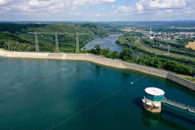 IMAGO Nature: Unsere Erde, Energiequellen, Wasserkraft Herdecke, Nordrhein-Westfalen, Deutschland - RWE Pumpspeicherkraftwerk Herdecke am Hengsteysee. Der Hengsteysee ist ein 1929 fertiggestellter und vom Ruhrverband betriebener Stausee im Verlauf der Ruhr zwischen den Staedten Hagen, Dortmund und Herdecke im Ruhrgebiet. Er ist einer der sechs Ruhrstauseen und nach dem angrenzenden Hagener Ortsteil Hengstey benannt. Herdecke Nordrhein-Westfalen Deutschland *** Herdecke, North Rhine-Westphalia, Germany RWE pumped storage power plant Herdecke at Lake Hengstey The Hengsteysee is a reservoir completed in 1929 and operated by the Ruhrverband in the course of the Ruhr between the cities of Hagen, Dortmund and Herdecke in the Ruhr area It is one of the six Ruhr reservoirs and named after the adjacent