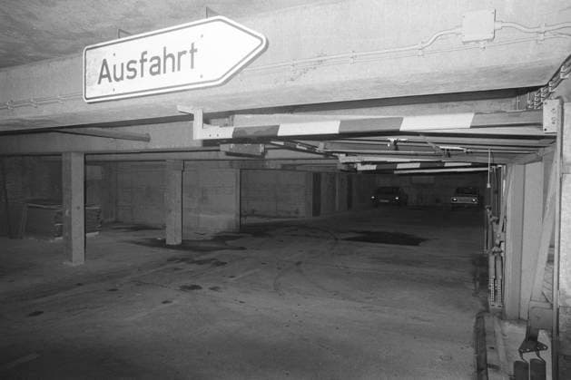 Eine Tiefgarage in einem Hochhaus in Erftstadt-Liblar, Zum Renngraben 8, mit geparkten Pkw, Im dritten Stockwerk des Hauses hatten Angehoerige der RAF eine Wohnung gemietet, in der der entfuehrte Arbeitgeberpraesident Hanns Martin Schleyer wahrscheinlich mehrere Tage festgehalten wurde, 03.03.1978, *** An underground parking garage in a high-rise building in Erftstadt Liblar, Zum Renngraben 8, with parked cars. Members of the RAF had rented an apartment on the third floor of the building, where the kidnapped employer president Hanns Martin Schleyer was probably held for several days, 03 03 1978,