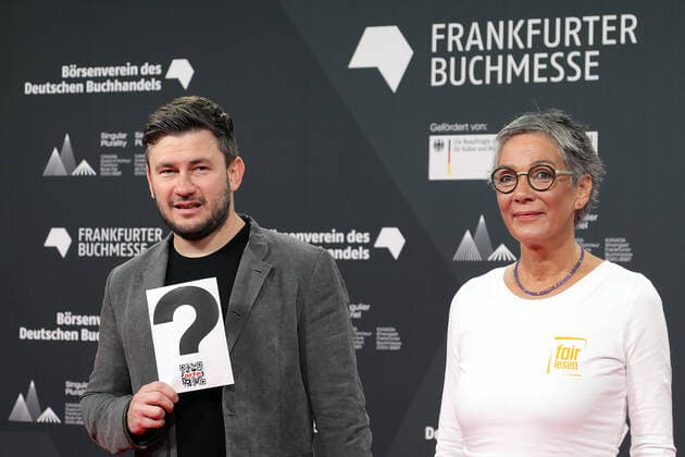 Bilder des Jahres 2021, Entertainment 10 Oktober Entertainment Themen der Woche KW42 Entertainment Bilder des Tages 19.10.2021, Frankfurt am Main, DEU Eroeffnung der Frankfurter Buchmesse. Mit Karin Schmidt-Friedrichs, Vorsteherin des Boersenvereins des Deutschen Buchhandels und Dmitry Glukhovsky, russischer Autor *** 19 10 2021, Frankfurt am Main, DEU Opening of the Frankfurt Book Fair With Karin Schmidt Friedrichs, President of the Boersenverein des Deutschen Buchhandels and Dmitry Glukhovsky, Russian Author