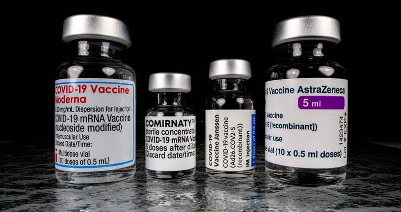 Originale Impfstoff-Phiolen. Moderna, Comirnaty, VaccineJanssen und AstraZeneca. *** Original vaccine Vials Moderna, Comirnaty, VaccineJanssen and AstraZeneca Copyright: xBEAUTIFULxSPORTS KJPetersx