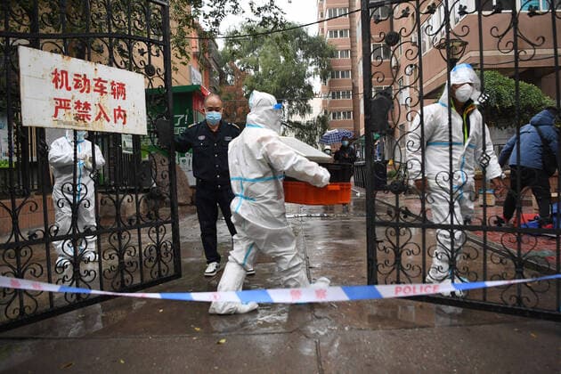 (211019) -- LANZHOU, Oct. 19, 2021 -- Staff members deliver daily necessities to a closed-off community in Chengguan District of Lanzhou City, northwest China s Gansu Province, Oct. 19, 2021. Lanzhou on Tuesday classified two residential communities in Chengguan District as medium-risk for COVID-19 and implemented closed management. ) CHINA-GANSU-LANZHOU-COVID-19-NEW CASES (CN) ChenxBin 