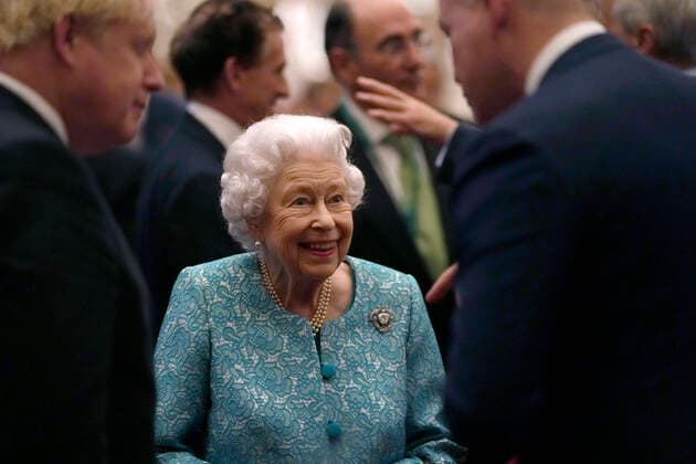 Entertainment Themen der Woche KW42 Entertainment Bilder des Tages . 19 10 2021. Windsor, United Kingdom. Queen Elizabeth II talks to guests including UK Prime Minister Boris Johnson (left) at a reception for international business and investment leaders at Windsor Castle, to mark the Global Investment Summit.  xPoolx xi-Imagesx IIM-22698-0013