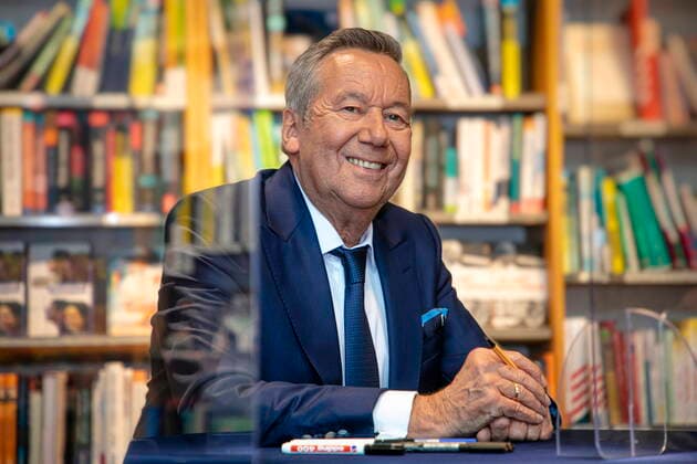 Bilder des Jahres 2021, Entertainment 10 Oktober Entertainment Themen der Woche KW42 Entertainment Bilder des Tages Schlager-Star Roland Kaiser (69) - bürgerlich: Ronald Keiler - stellt im Rahmen einer Signierstunde und einer Lesung seine Biografie Sonnenseite in der Thalia Buchhandlung in Dresden vor. 100 Fans ließen sich vorher ihr Exemplar des Buches vom Künstler handsignieren. Später las er einige Passagen aus dem Buch und plauderte mit den Zuhörern über Interessantes aus seinem Leben. *** Hit star Roland Kaiser 69, real name Ronald Keiler, presents his biography Sonnenseite (Sunny Side) at a book signing and reading at the Thalia bookstore in Dresden 100 fans had their copy of the book signed by the artist beforehand Later, he read some passages from the book and chatted with the audience about interesting facts from his life
