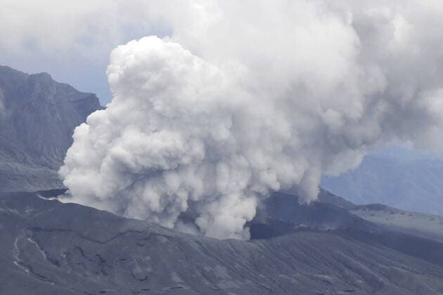 Bilder des Jahres 2021, News 10 Oktober News Themen der Woche KW42 News Bilder des Tages Mt. Aso eruption in southwestern Japan Photo taken from a Kyodo News helicopter shows volcanic fumes billowing from Mt. Aso as it erupts explosively in Kumamoto Prefecture, southwestern Japan, on Oct. 20, 2021.  A14AA0000912780P