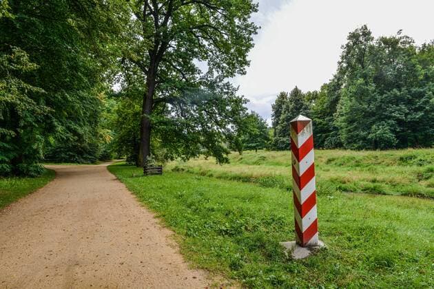 Polnischer Grenzpfosten im Fuerst-Pueckler-Park Bad Muskau (Sachsen). Derzeit passieren viele Fluechtlinge die deutsch-polnische Grenze. Geschickt hat sie der belarussische Machthaber Alexandr Lukaschenko als Reaktion auf die Sanktionen der EU wegen der Menschenrechtsverletzungen seines Regimes. (Archivbild) Foto:Winfried Rothermel *** Polish border post in Fuerst Pueckler Park Bad Muskau Saxony Many refugees are currently crossing the German-Polish border The Belarusian ruler Alexandr Lukashenko sent them there as a reaction to the sanctions imposed by the EU because of his regimes human rights violations Archive Photo Winfried Rothermel