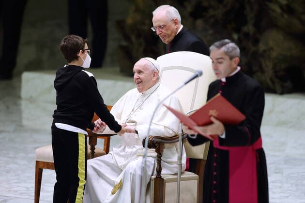 Bilder des Jahres 2021, News 10 Oktober News Themen der Woche KW42 News Bilder des Tages October 20 , 2021 - Vatican City (Holy See) POPE FRANCIS wednesday General Audience at the Vatican. During During the audience a child with mental problems interrupted the Pope several times, approaching him and playing with him. EvandroInetti via ZUMA Wire Vatican City State - ZUMAi15_ 20211020_zaf_i15_005 Copyright: xEvandroxInettix