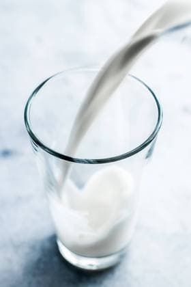 IMAGO Creative: Clickbait, Rezepte und Kochen World Milk Day, pouring into glass on marble table Dairy, healthy nutrition and breakfast concept - World Milk Day, pouring into glass on marble table Copyright: xAnneleven.comx 37234842