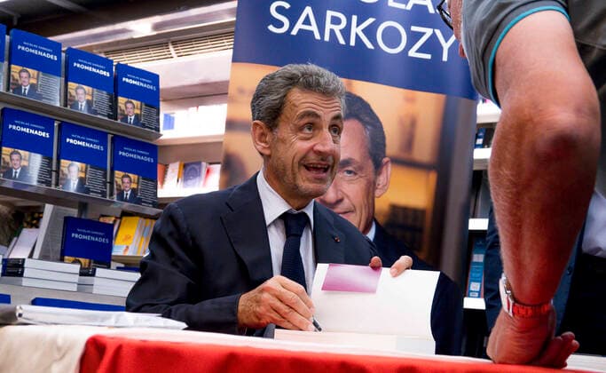 Bilder des Jahres 2021, Entertainment 10 Oktober Entertainment Themen der Woche KW42 Entertainment Bilder des Tages News Bilder des Tages Le prÃ sident Nicolas Sarkozy dÃ dicace son livre promenades Ã la librairie Decitre Ã Lyon, France le 20 octobre 2021. Photo Sandrine Thesillat Panoramic NEWS : Nicolas Sarkozy en dedicaces - Librairie Decitre - Lyon - 20 10 2021 SandrineThesillat Panoramic 