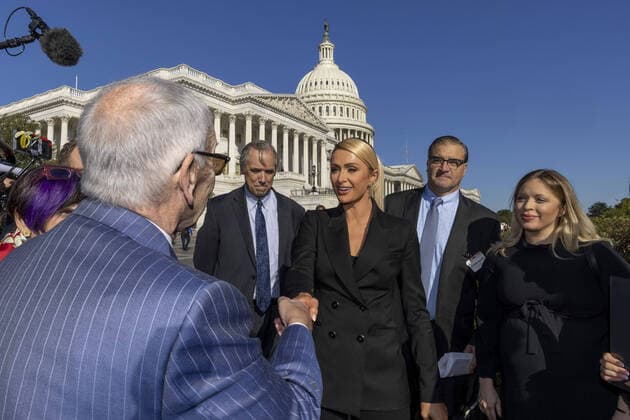 Bilder des Jahres 2021, Entertainment 10 Oktober Entertainment Themen der Woche KW42 Entertainment Bilder des Tages News Bilder des Tages Curt Decker, executive director of the National Disability Rights Network greets Paris Hilton before a press conference at the U.S. Capitol in Washington, DC on Wednesday, October 20, 2021. Congressional Democrats joined by Paris Hilton and others gathered at the house triangle to advocate for legislation to establish a bill of rights to protect children placed in congregate care facilities and child abuse.  WAP20211020005 TASOSxKATOPODIS