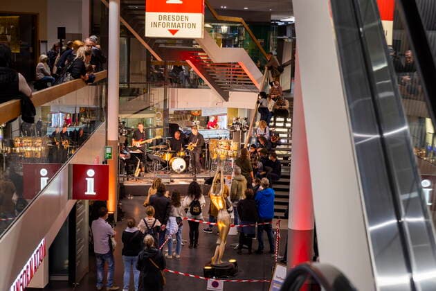 21. Jazztage Dresden Eröffnungskonzert des Jazzfestival mit internationalen und nationalen Jazzgrößen und dem besonderen Schwerpunkt Crossover. IVE KANEW & FRIENDS Dresden Sachsen GERMANY
