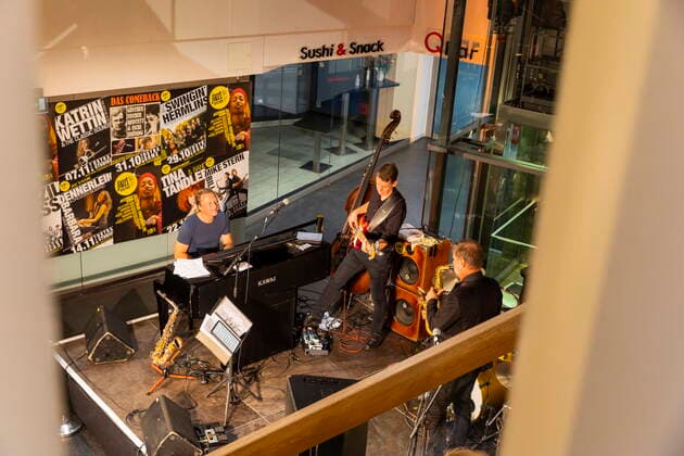 21. Jazztage Dresden Eröffnungskonzert des Jazzfestival mit internationalen und nationalen Jazzgrößen und dem besonderen Schwerpunkt Crossover. IVE KANEW & FRIENDS Dresden Sachsen GERMANY