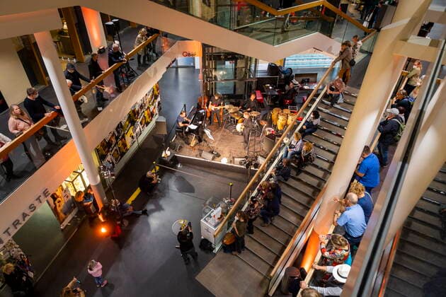 21. Jazztage Dresden Eröffnungskonzert des Jazzfestival mit internationalen und nationalen Jazzgrößen und dem besonderen Schwerpunkt Crossover. IVE KANEW & FRIENDS Dresden Sachsen GERMANY