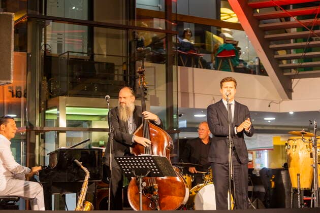 21. Jazztage Dresden Eröffnungskonzert des Jazzfestival mit internationalen und nationalen Jazzgrößen und dem besonderen Schwerpunkt Crossover. Kilian Sladek - Gesang Theo Kollross - Klavier, Kilian Forster Kontrabass Dresden Sachsen GERMANY