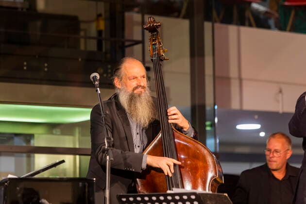 21. Jazztage Dresden Eröffnungskonzert des Jazzfestival mit internationalen und nationalen Jazzgrößen und dem besonderen Schwerpunkt Crossover..Der Organisator der Dresdner Jazztage Kilian Forster am Kontrabass Dresden Sachsen GERMANY