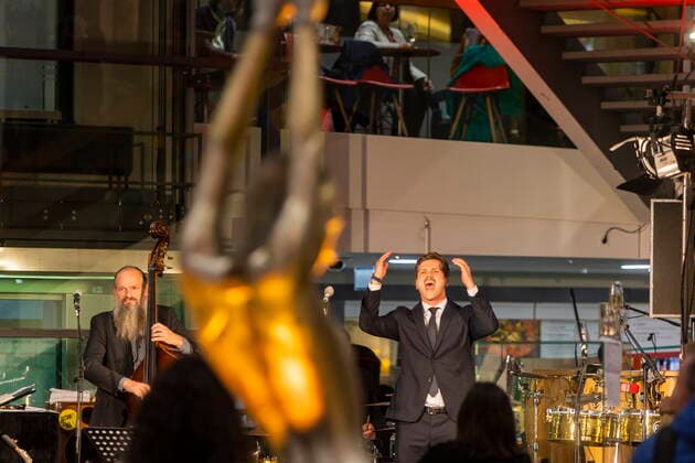 21. Jazztage Dresden Eröffnungskonzert des Jazzfestival mit internationalen und nationalen Jazzgrößen und dem besonderen Schwerpunkt Crossover. Kilian Sladek - Gesang Theo Kollross - Klavier, Kilian Forster Kontrabass Dresden Sachsen GERMANY