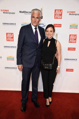 Sky du Mont mit Preisträgerin Carina Raddatz (Obstkäppchen e.V., Köln) bei der Verleihung der Goldenen Bild der Frau im Stage Theater Neue Flora in Hamburg am 20.10.2021