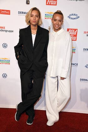 Lisa Mantler, Lena Mantler (Lisa & Lena) bei der Verleihung der Goldenen Bild der Frau im Stage Theater Neue Flora in Hamburg am 20.10.2021