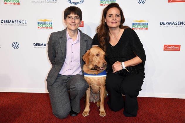 Elisabeth Lanz mit Preisträgerin Sabine Häcker (Hunde für Handicaps e.V., Berlin) bei der Verleihung der Goldenen Bild der Frau im Stage Theater Neue Flora in Hamburg am 20.10.2021