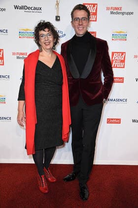 Dr. Johannes Wimmer mit Preisträgerin Judith Grümmer (Initiative Familienhörbuch, Köln) bei der Verleihung der Goldenen Bild der Frau im Stage Theater Neue Flora in Hamburg am 20.10.2021