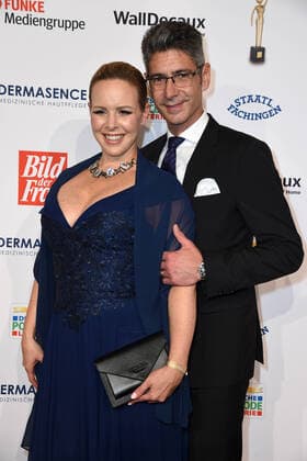 Isabel Edvardsson mit Ehemann Marcus Weiss bei der Verleihung der Goldenen Bild der Frau im Stage Theater Neue Flora in Hamburg am 20.10.2021