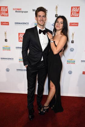 Chris Curtis mit Freundin Lilly Roberts bei der Verleihung der Goldenen Bild der Frau im Stage Theater Neue Flora in Hamburg am 20.10.2021
