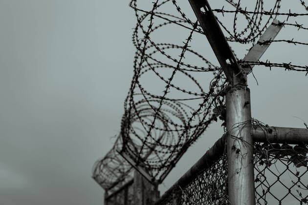 IMAGO Creative: Tag der Menschenrechte am 10. Dezember Prison security fence. Barbed wire security fence. Razor wire jail fence. Barrier border. Boundary security wall. Prison for arrest criminals or terrorists. Private area. Military zone concept. Copyright: xx 37605046