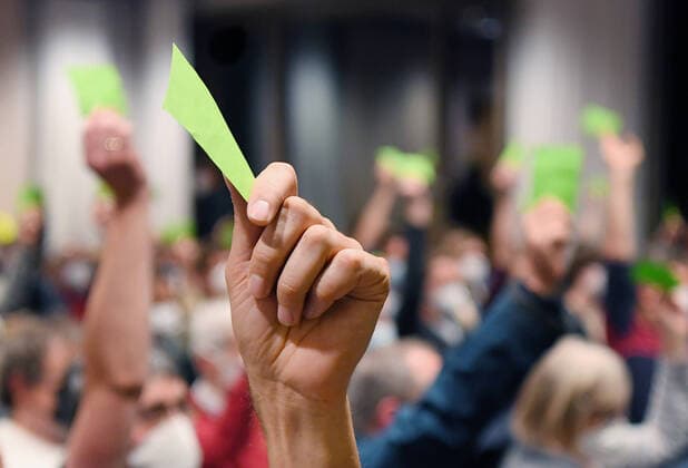 News Bilder des Tages Tuebingen 20.10.2021 Die Gruenen, Stadtverband Tuebingen, Mietgliederversammlung: Das Urwahlverfahren fuer den Tuebinger OB-Wahl 2022 Kandidaten der Gruenen wird angenommen, Schmuckbild Abstimmung, Hand mit gruener Wahlkarte *** Tuebingen 20 10 2021 The Greens, Tuebingen city association, general meeting The primary election procedure for the Tuebingen mayor election 2022 candidates of the Greens is accepted, decorative picture voting, hand with green voting card ulm